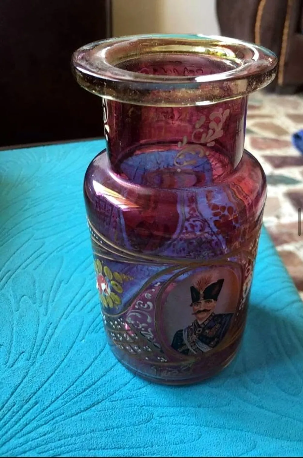 قنينة زجاج ملوّن مرسومة باليد