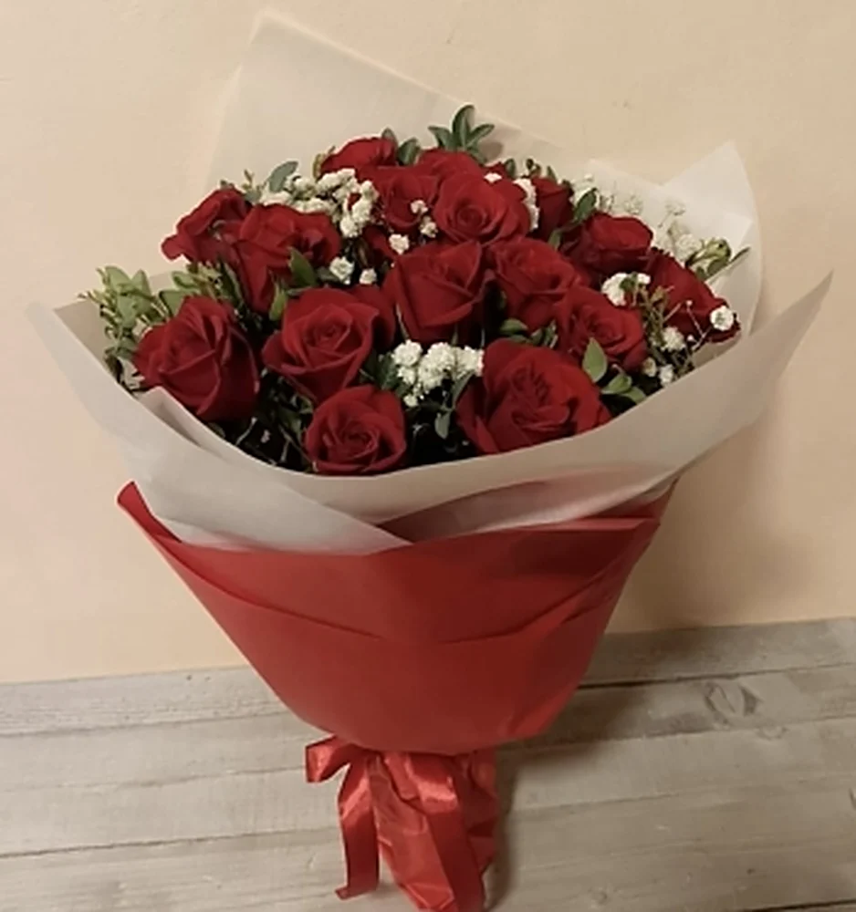 Super Bouquet of 12 Red Roses