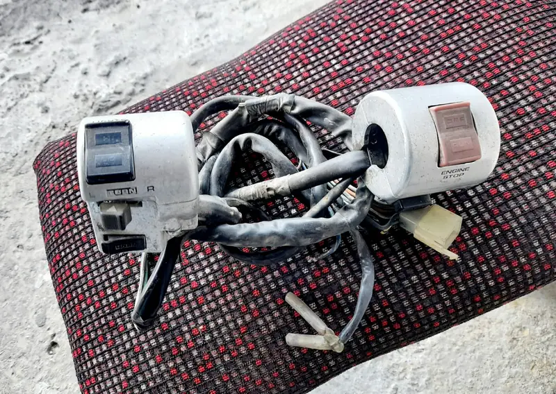 Handlebar switches (left & right)