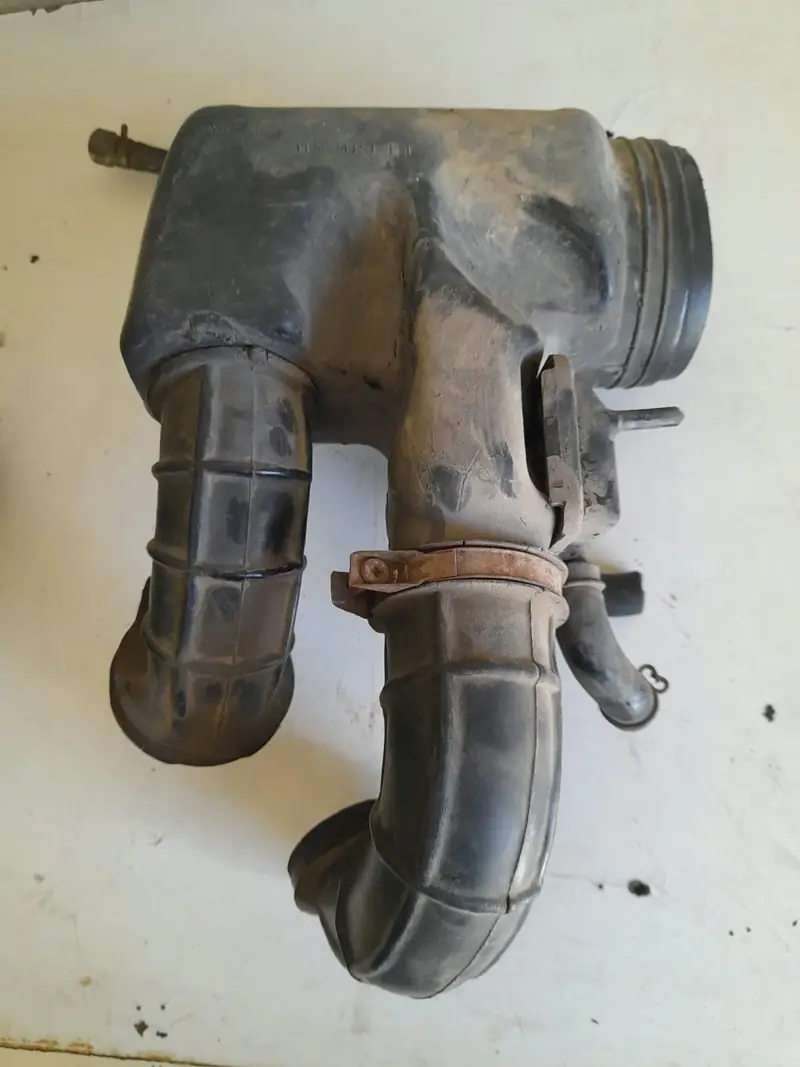 Air intake box with hoses